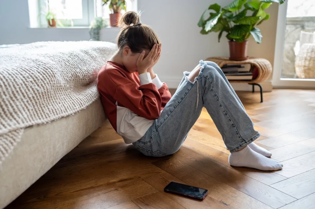 Social media affects a teen's mental health.